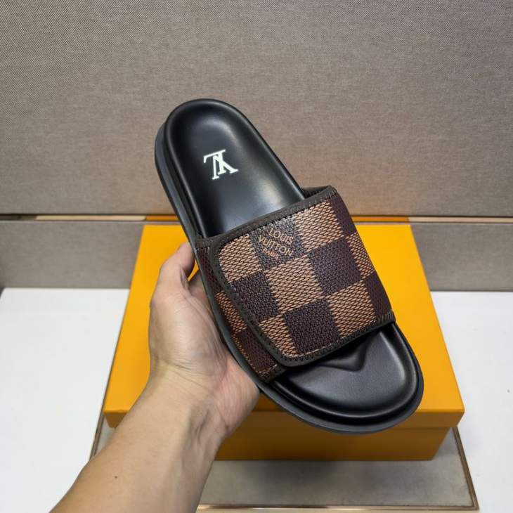 Picture of Louis Vuitton Slippers _SKULVsz38-44mnf04311332